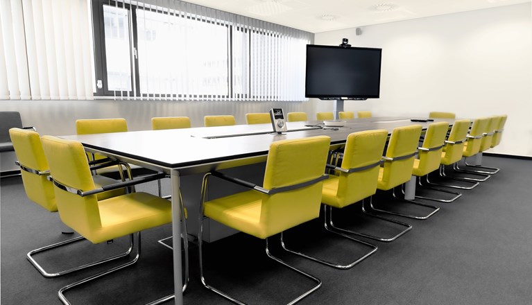 Bild som visar konferensrum med gula stolar.