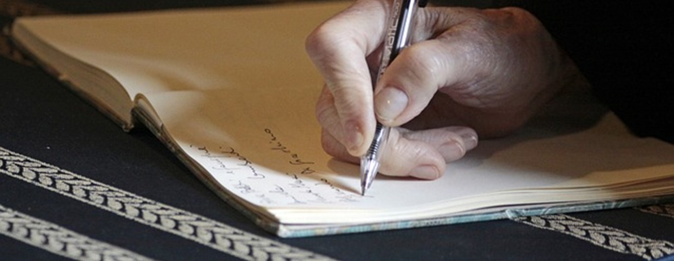 Bild på någon som skriver