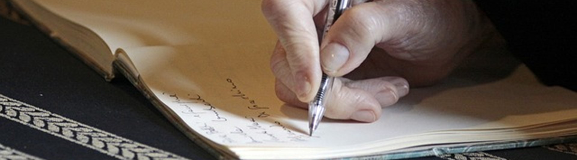 Bild på någon som skriver