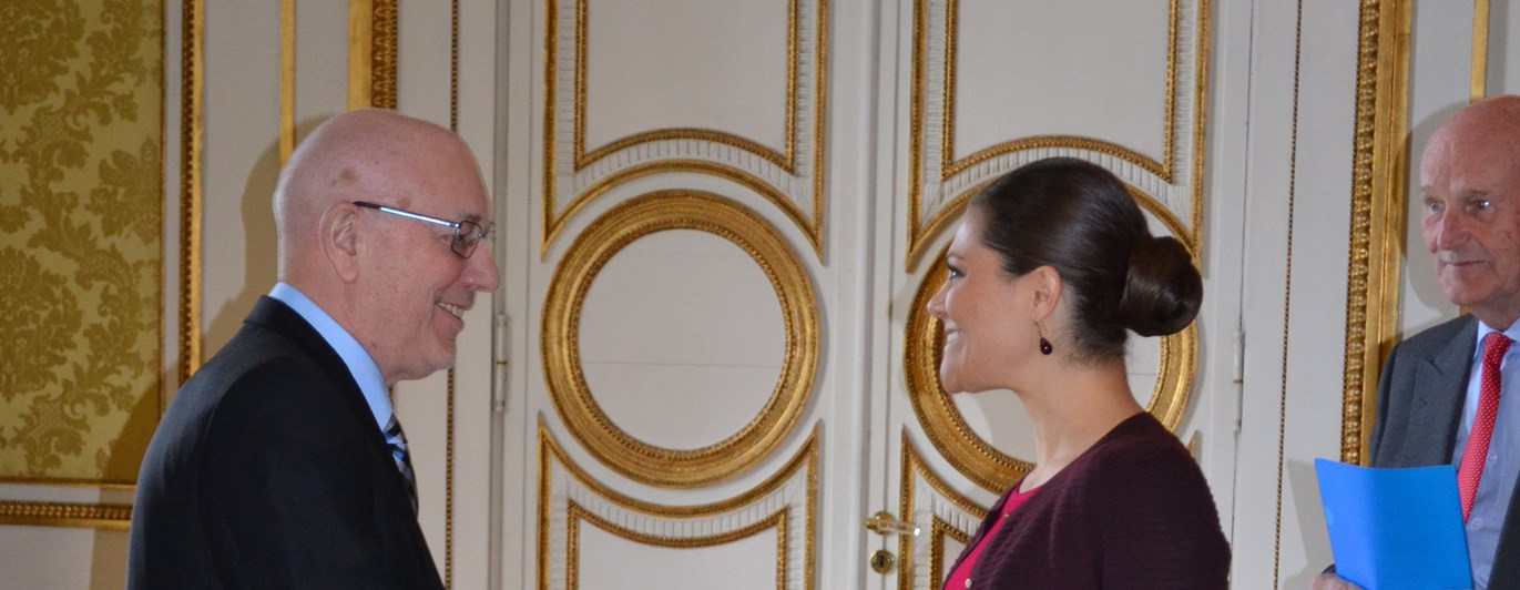 Bild på Sven Börje Persson när han tar emot en utmärkelse från kronprinsessan Viktoria.
