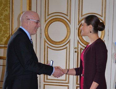 Bild på Sven Börje Persson när han tar emot en utmärkelse från kronprinsessan Viktoria.