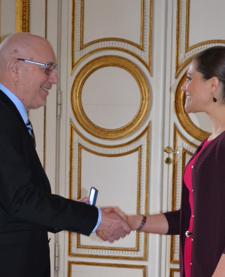 Bild på Sven Börje Persson när han tar emot en utmärkelse från kronprinsessan Viktoria.