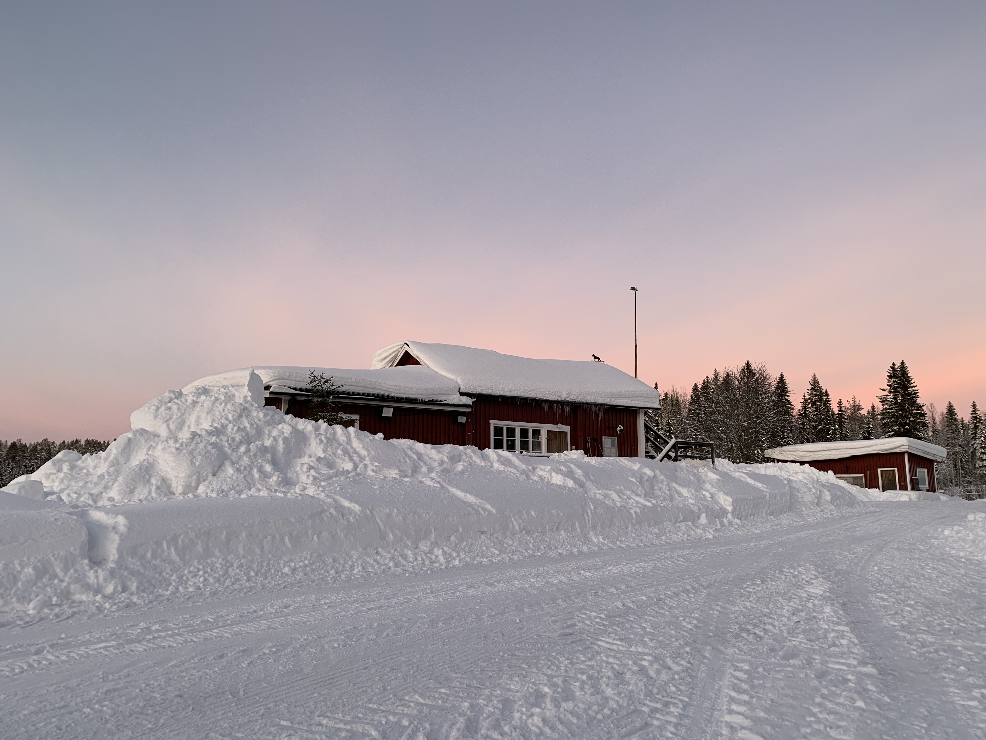 Örnsköldsviks Brukshundklubbs klubbstuga Hundtorpet på vintern