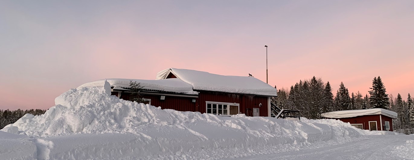 Örnsköldsviks Brukshundklubbs klubbstuga Hundtorpet på vintern