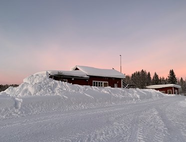 Örnsköldsviks Brukshundklubbs klubbstuga Hundtorpet på vintern