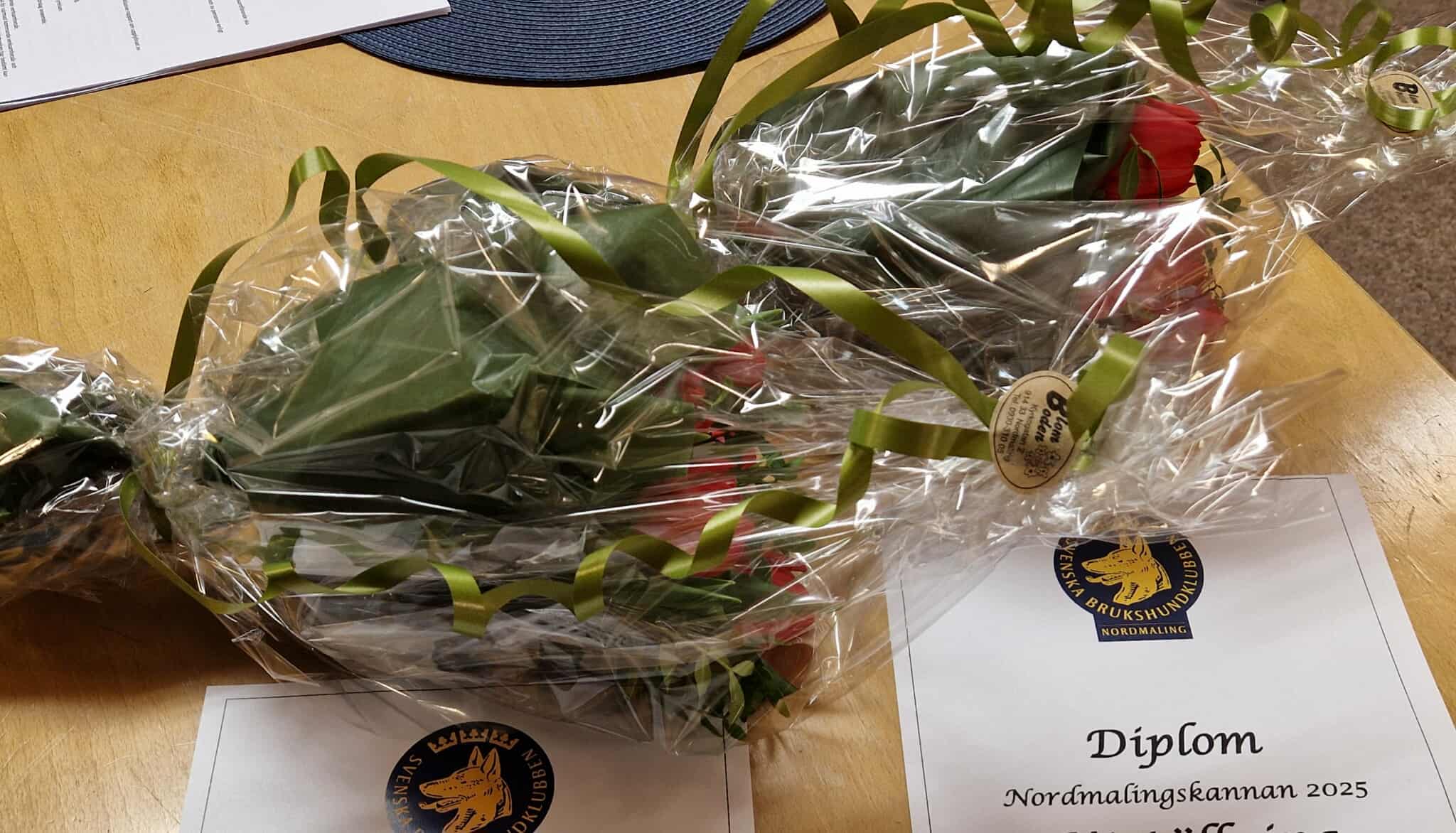 Bild på två blombuketter