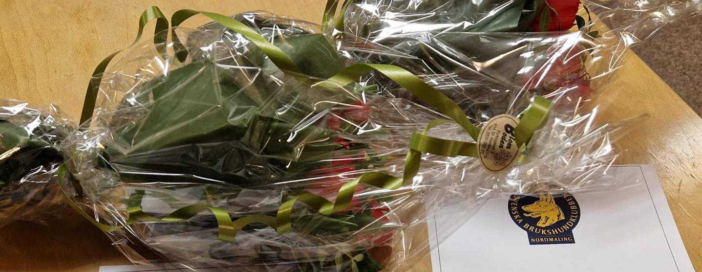 Bild på två blombuketter