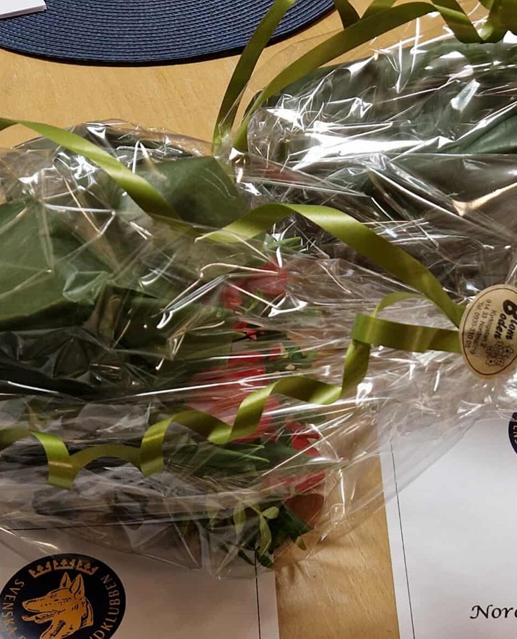 Bild på två blombuketter