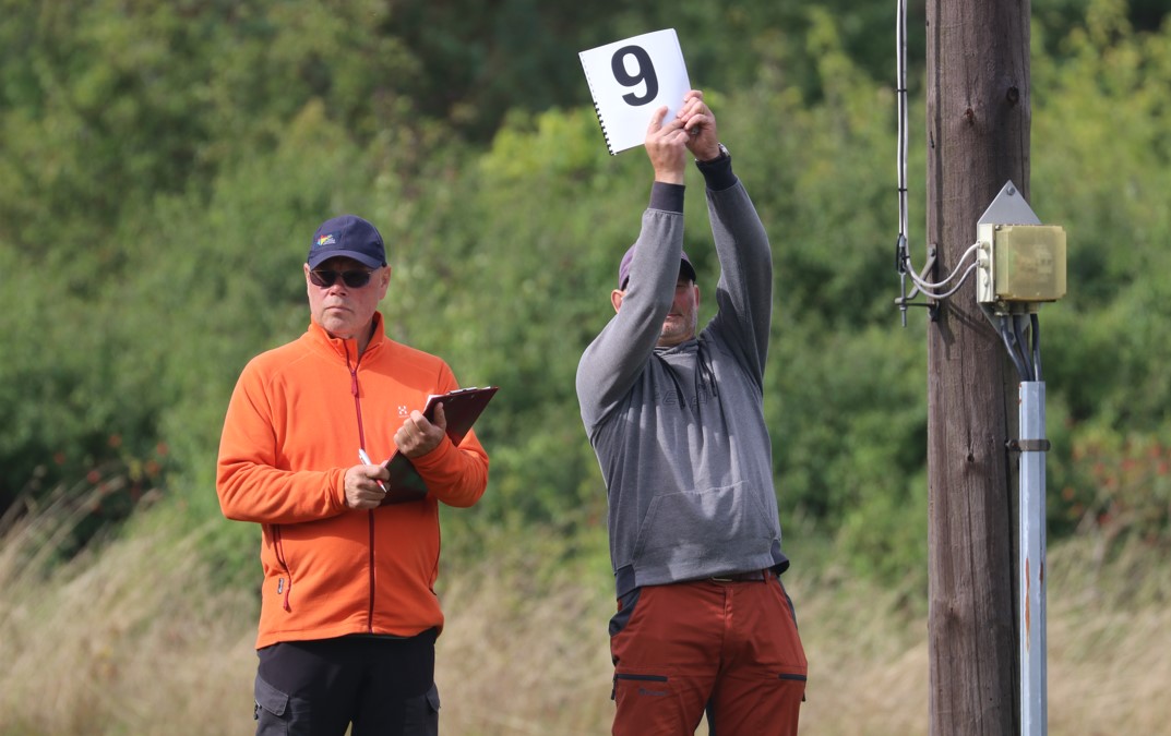 Bruksdomare med skylt "9" samt skrivare