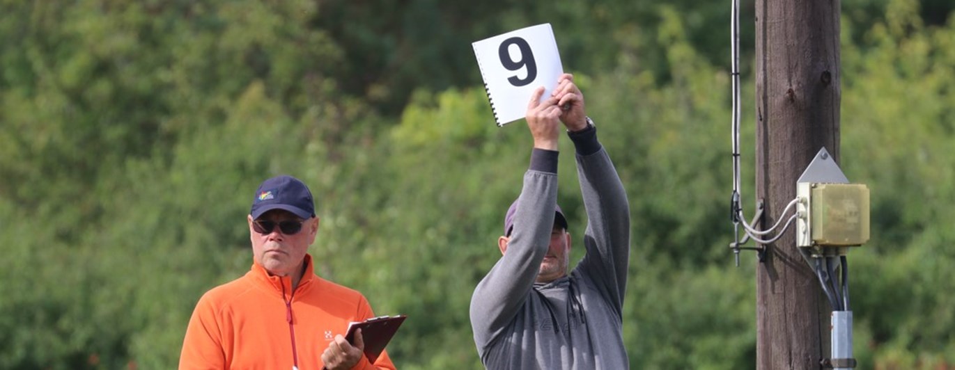 Bruksdomare med skylt "9" samt skrivare