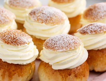Bild på flera semlor ett bakverk