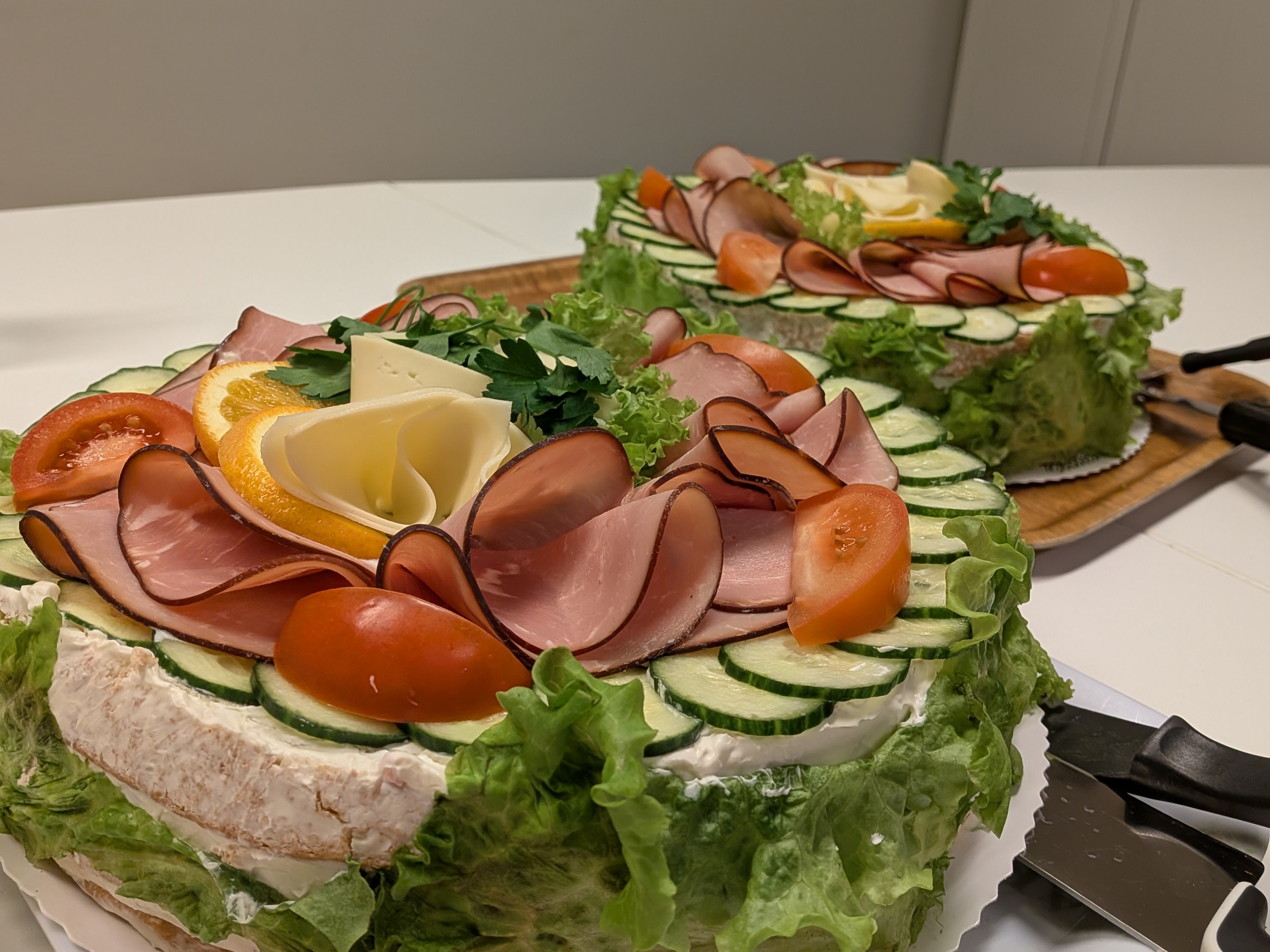 Bild på två smörgåstårtor