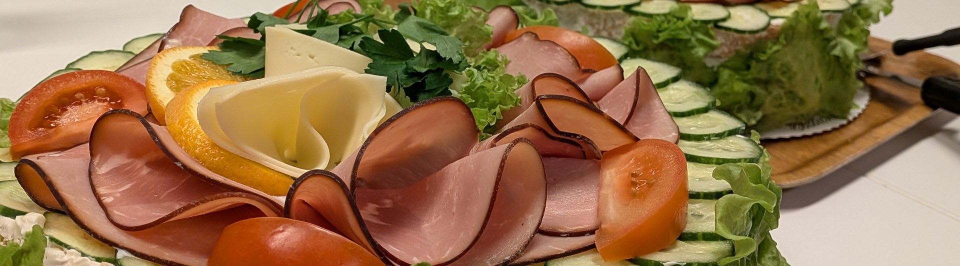 Bild på två smörgåstårtor