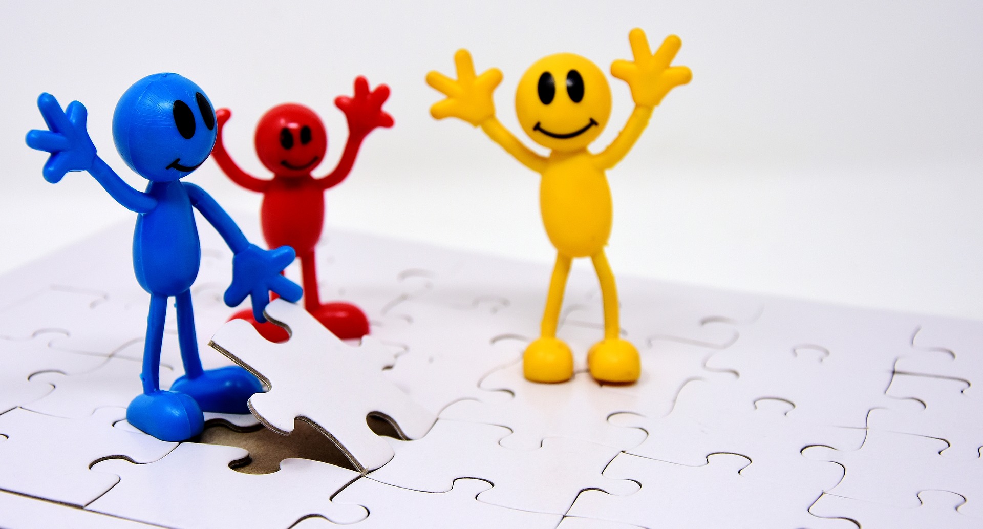 Bild som visar teamwork med pusselbitar.