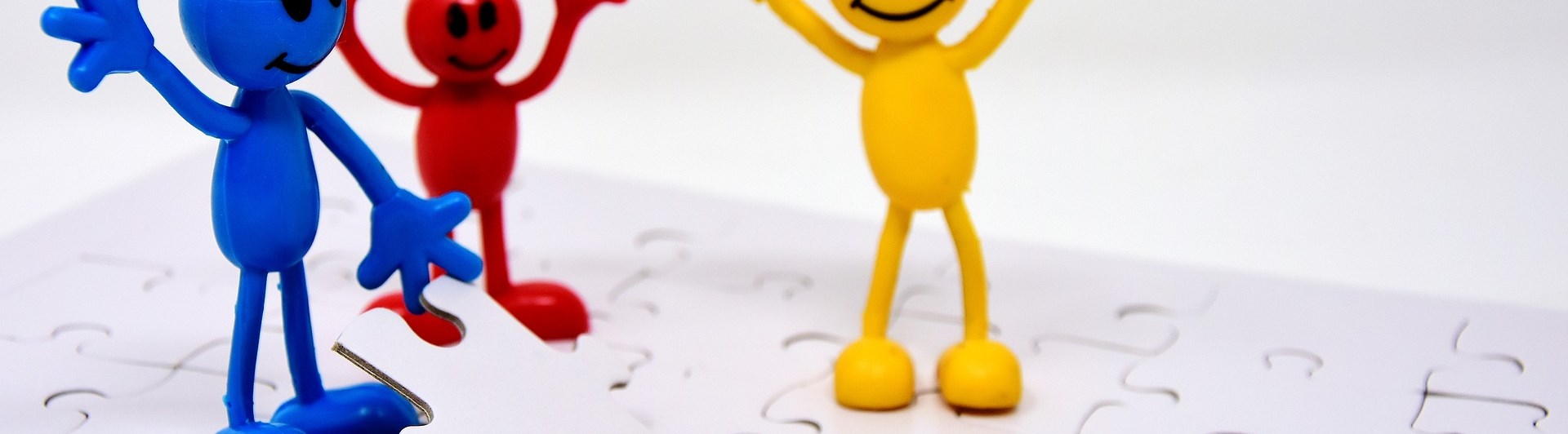 Bild som visar teamwork med pusselbitar.