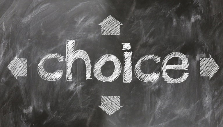 Bild på griffeltavla med texten "Choice" samt pilar åt fyra håll.
