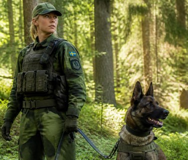 Soldat med sin hund jämte