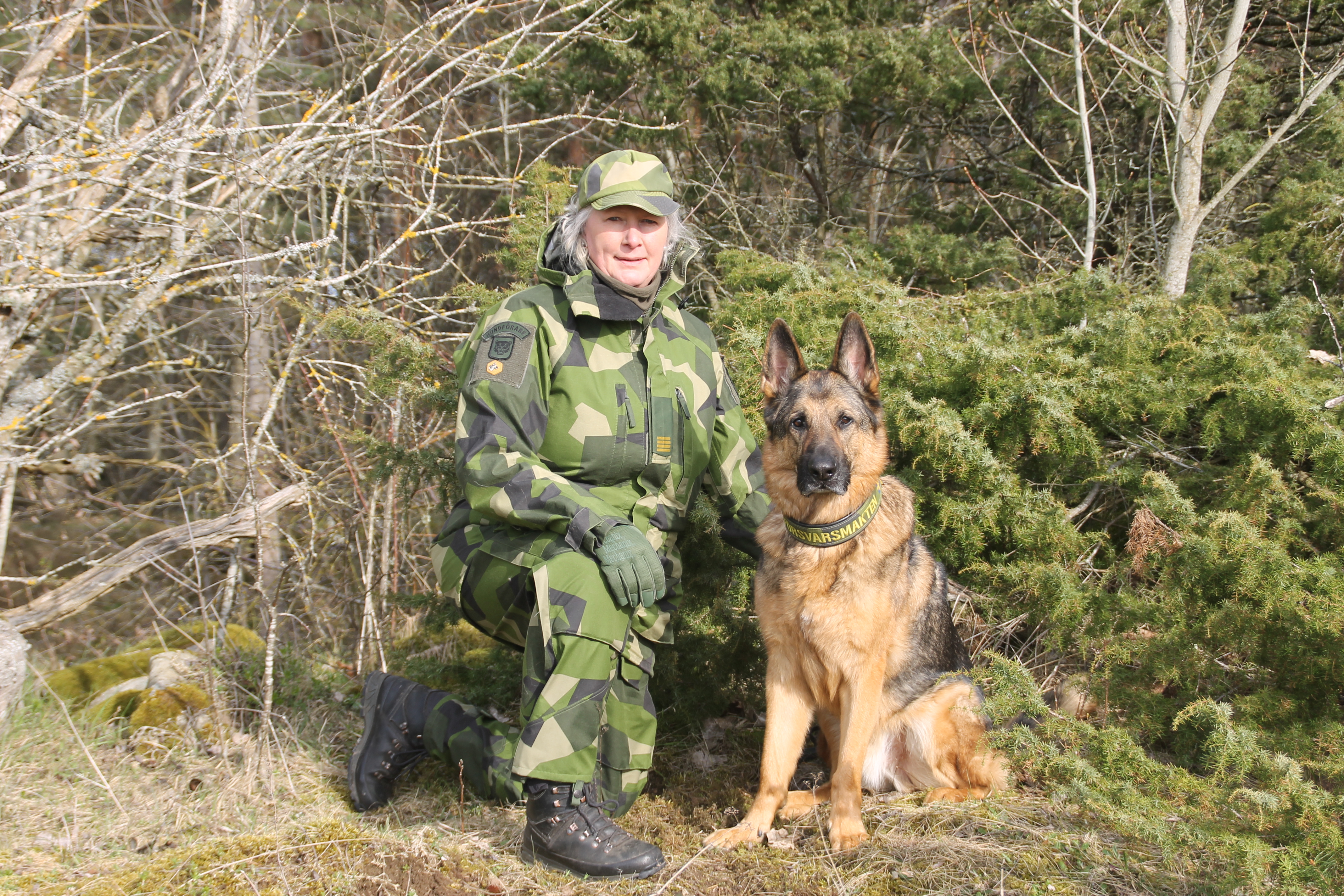 Kvinna med tjänstehund, schäfer