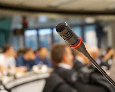 Bild som visar mikrofon i konferensrum.