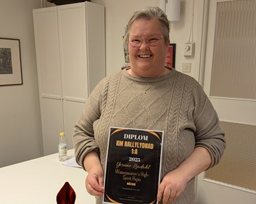 Yvonne håller diplom