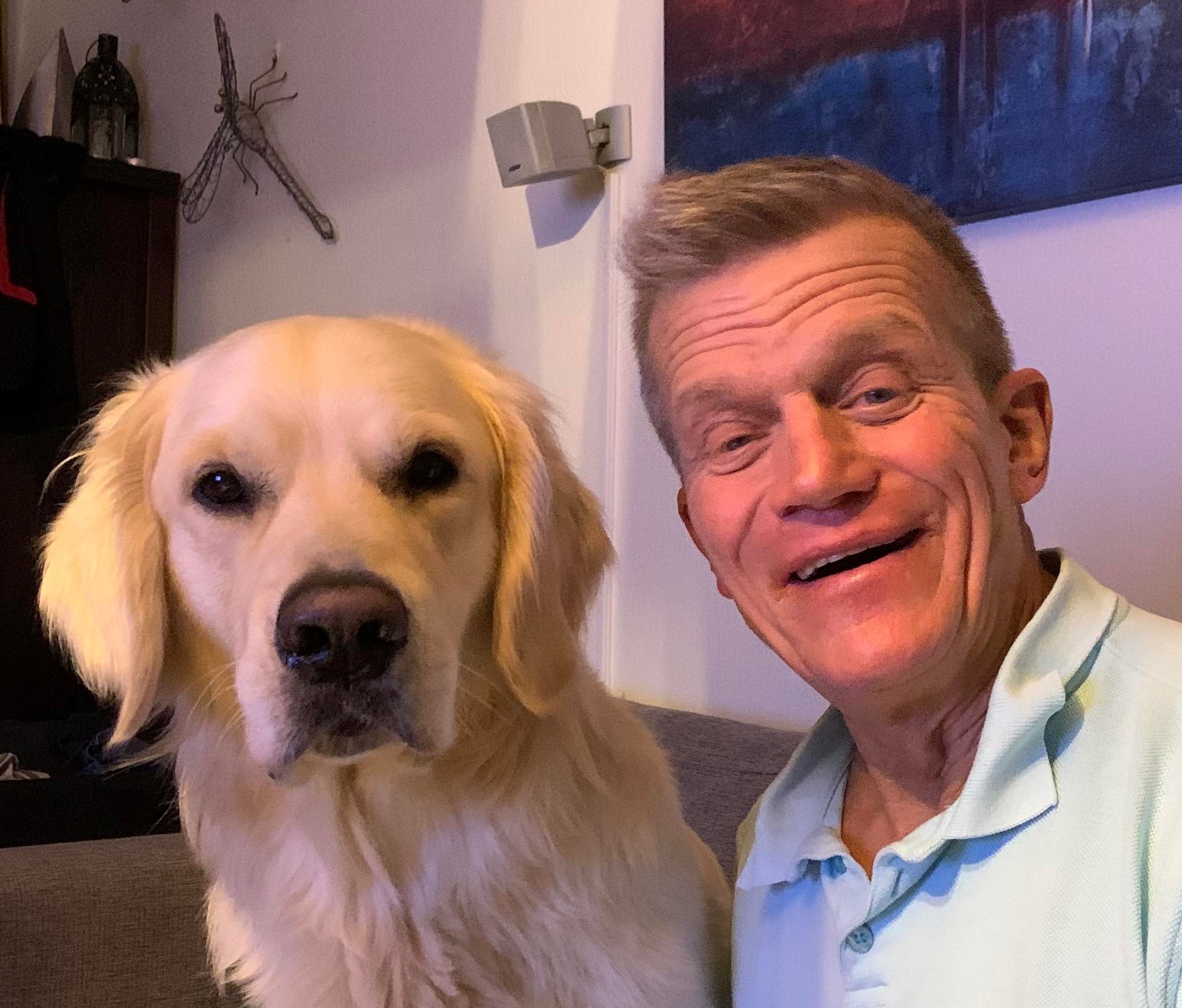 Bild på Christer Stolt, ansvarig för öppen träning med sin hund Snö