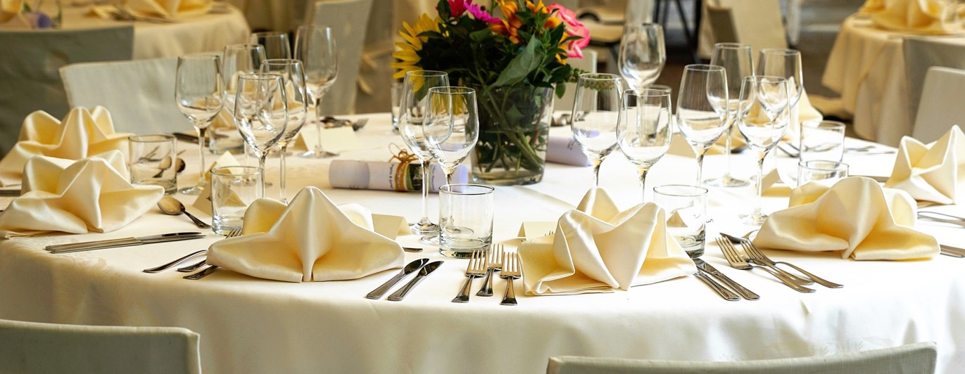 Bild som visar middagsdukning vid runt bord.