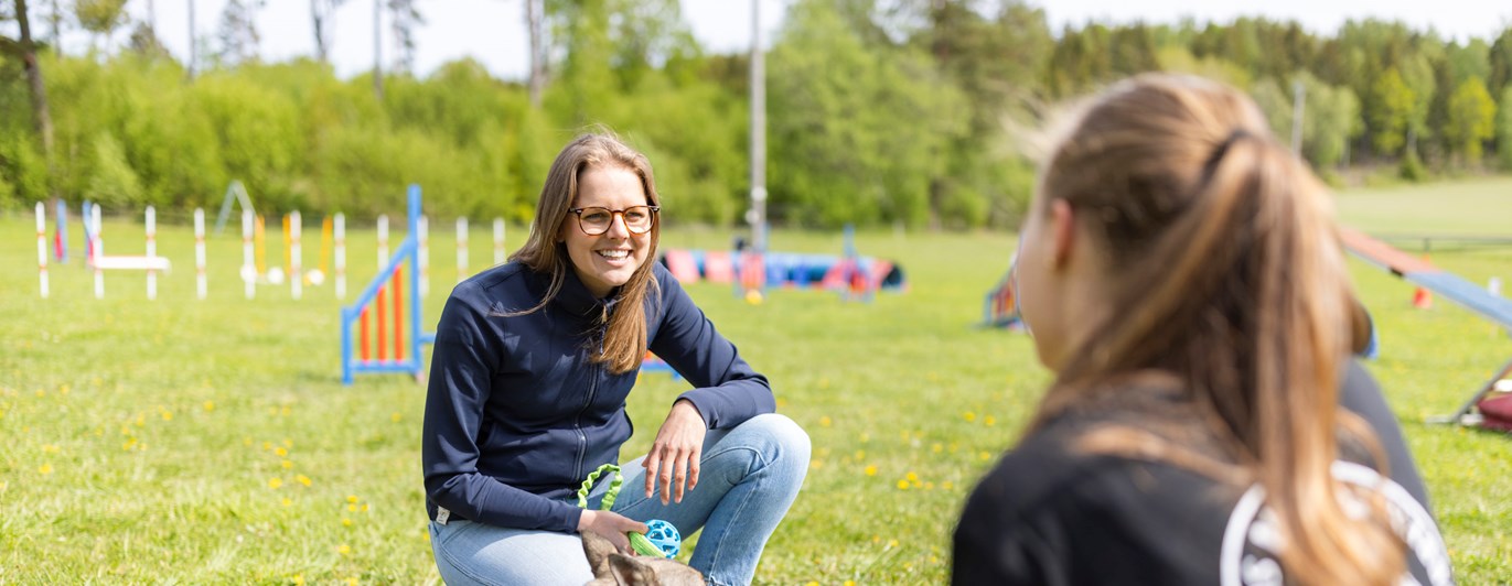 Agilityinstruktör som pratar med sin kursdeltagare