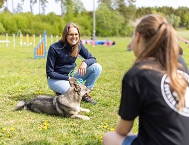 Agilityinstruktör som pratar med sin kursdeltagare