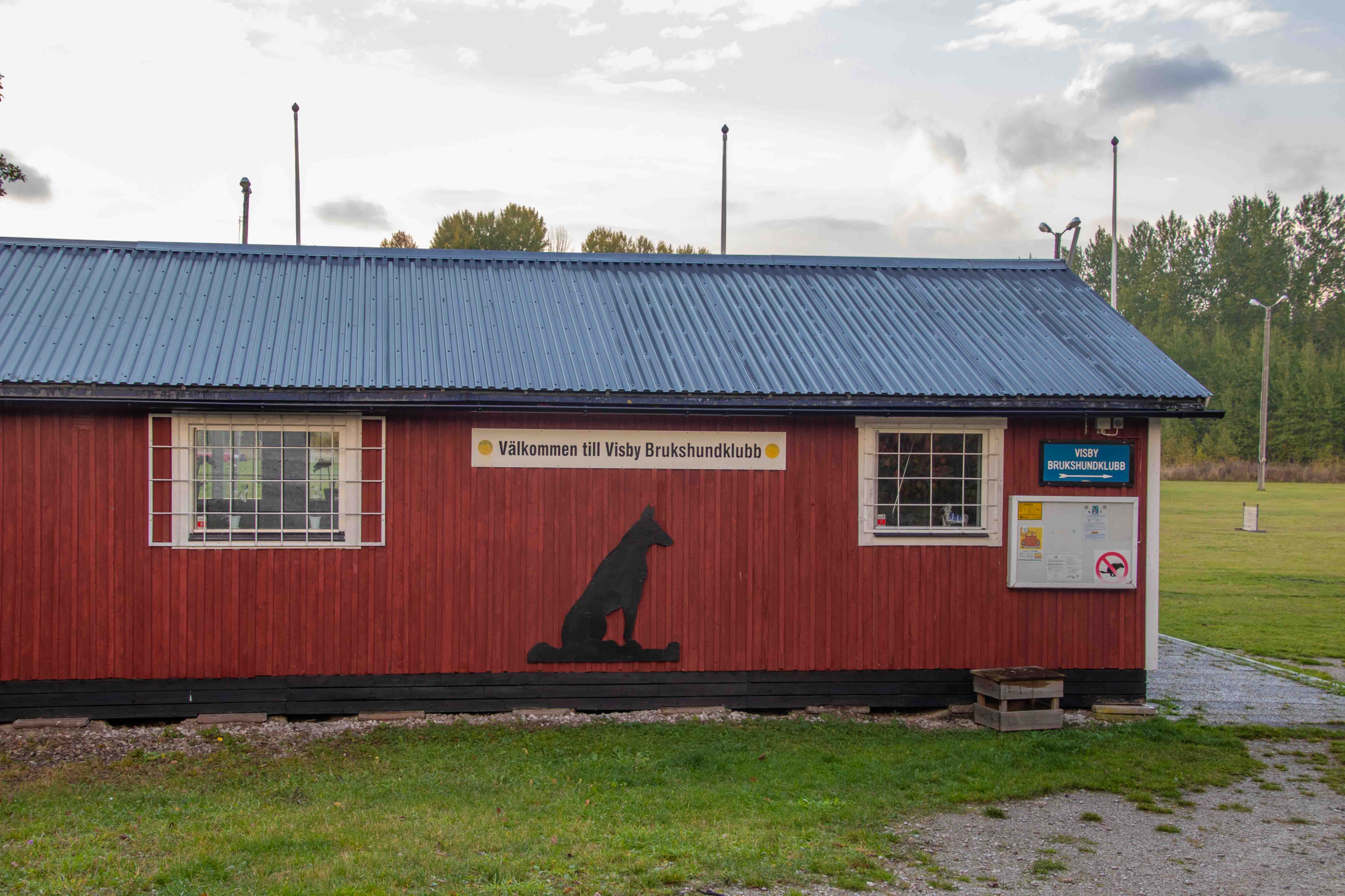 Stugan skylt och bakvägg