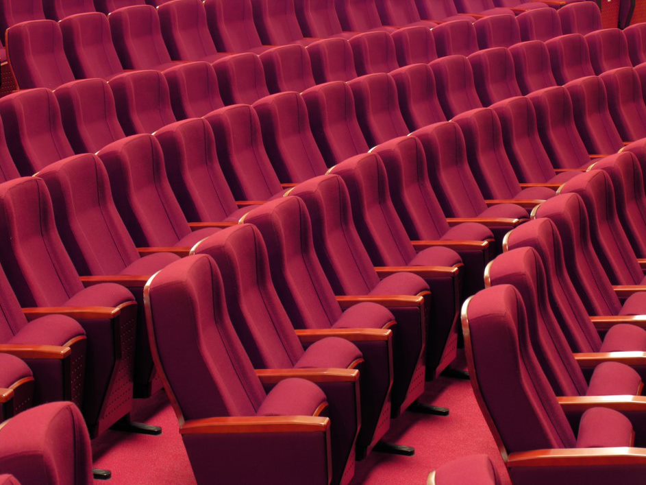 Bilds som visar röda konferensstolar på rader.