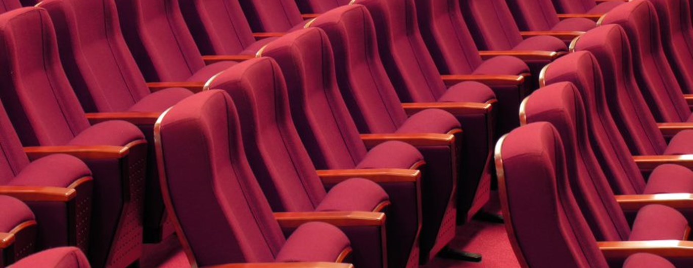 Bilds som visar röda konferensstolar på rader.