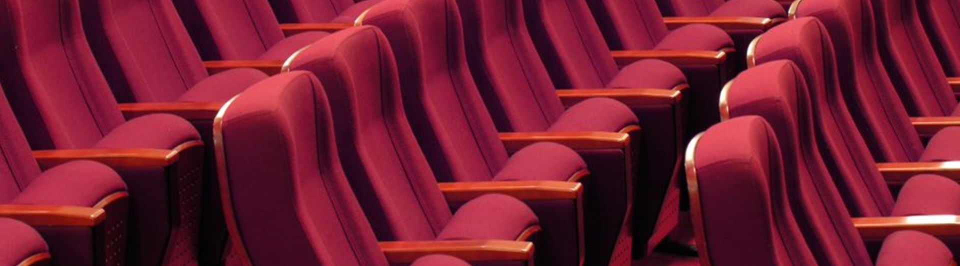 Bilds som visar röda konferensstolar på rader.