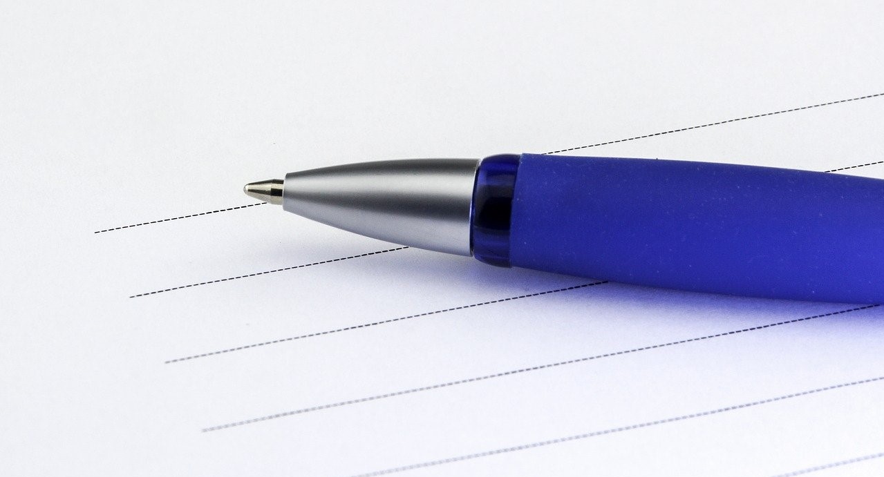 Blå penna på papper