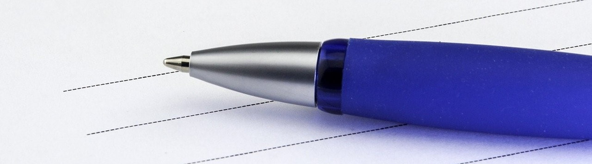 Blå penna på papper