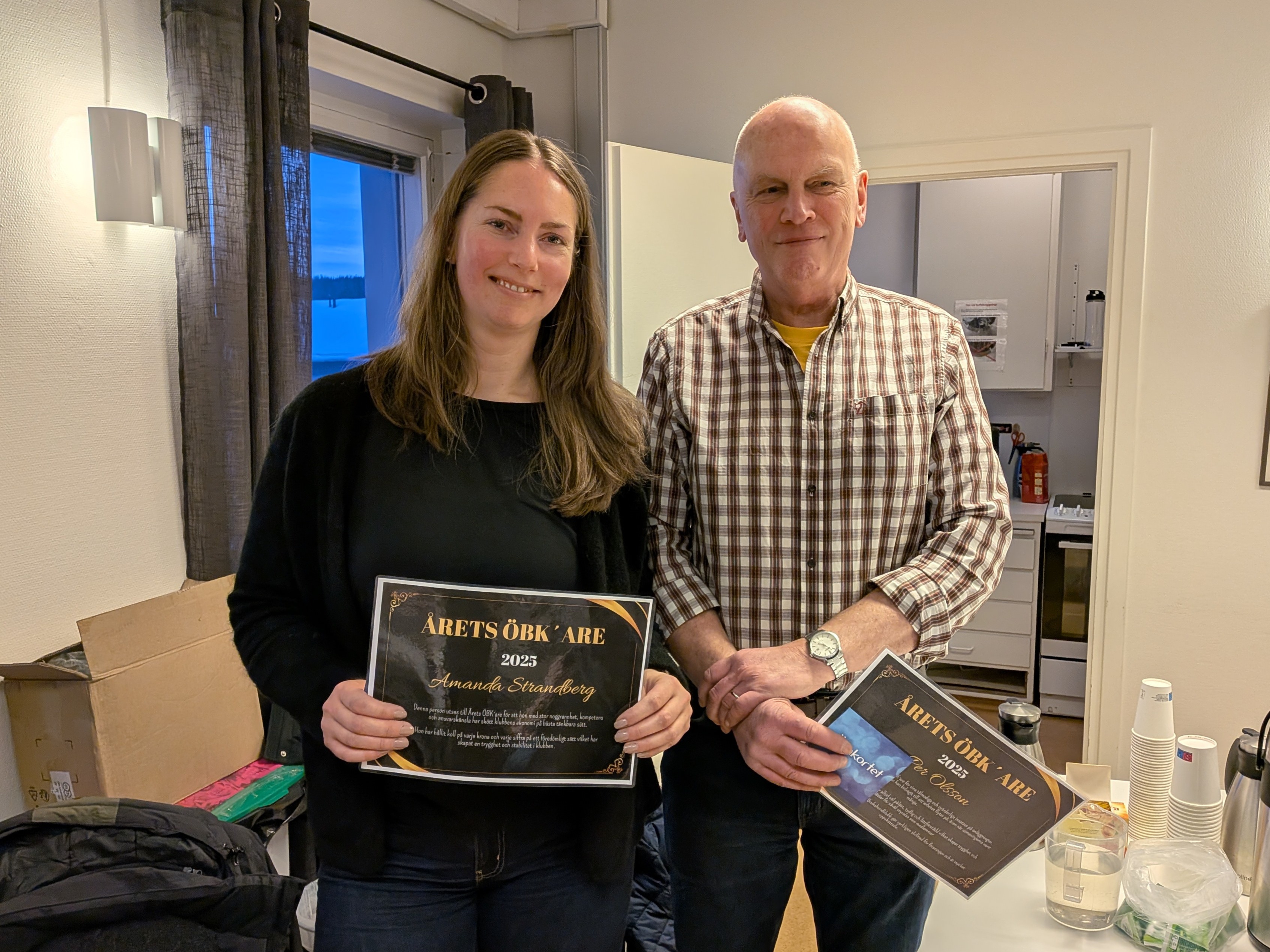 Amanda och Per håller diplom