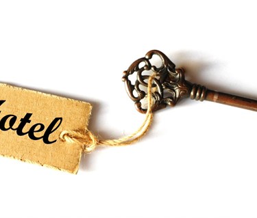 Bild som visar en gammaldags hotellnyckel.